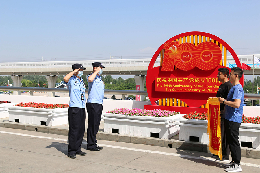 我们被警察叔叔表白了！(图1)